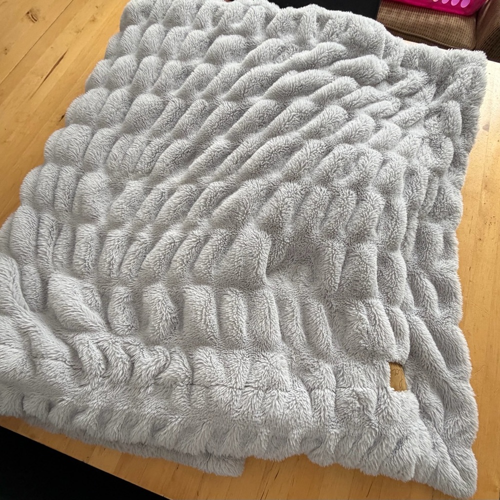 Lola Soft Gray Faux Fur Throw - Picture 5 of 6